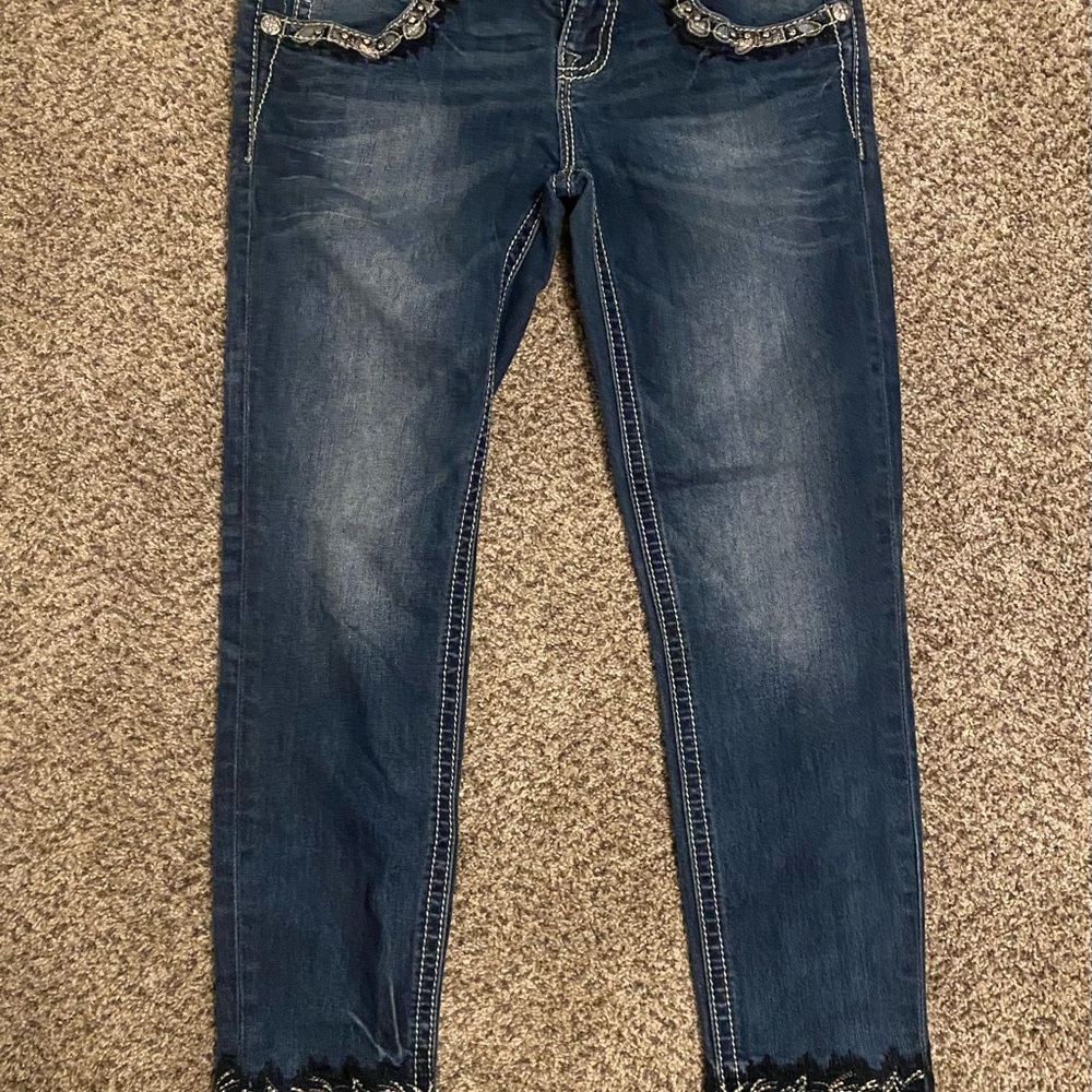 Miss Me Dark Blue Embroidered Hem Ankle Capri Jeans. Mid Rise 26. Perfect spring